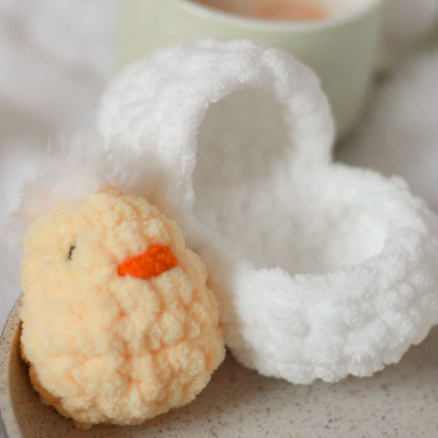 Le mini poussin taquin et son œuf